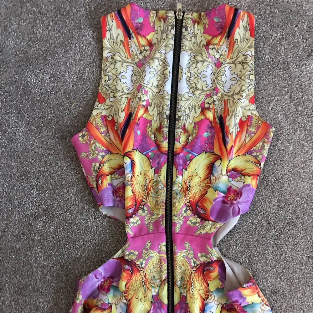 Designer Patterned Mini-Dress with Cut Out - Picture 3 of 4